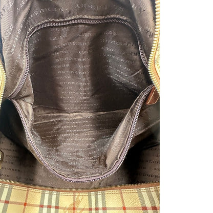 interno Borsone Burberry in canvas trama tartan con finiture in pelle marroni e parti metalliche dorate; munito di doppi manici stondati e una tracolla amovibile. Completo di lucchetto e chiavi, di lusso, originale, ottime condizioni. 