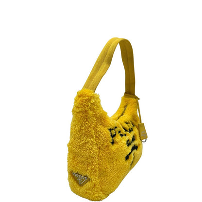 lato Borsa Prada in spugna gialla con logo nero sul front e parti metalliche argentate; munita di un manico singolo in tessuto, indossabile a spalla o a mano. Completa di dustbag, di lusso, originale, ottime condizioni. 