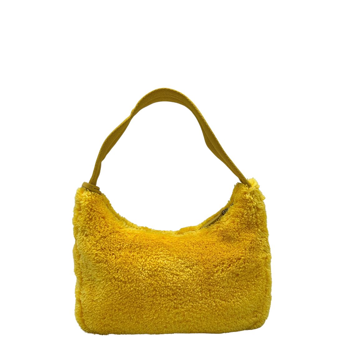retro Borsa Prada in spugna gialla con logo nero sul front e parti metalliche argentate; munita di un manico singolo in tessuto, indossabile a spalla o a mano. Completa di dustbag, di lusso, originale, ottime condizioni. 