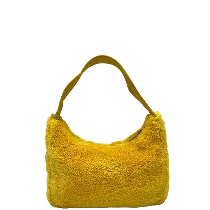 retro Borsa Prada in spugna gialla con logo nero sul front e parti metalliche argentate; munita di un manico singolo in tessuto, indossabile a spalla o a mano. Completa di dustbag, di lusso, originale, ottime condizioni. 