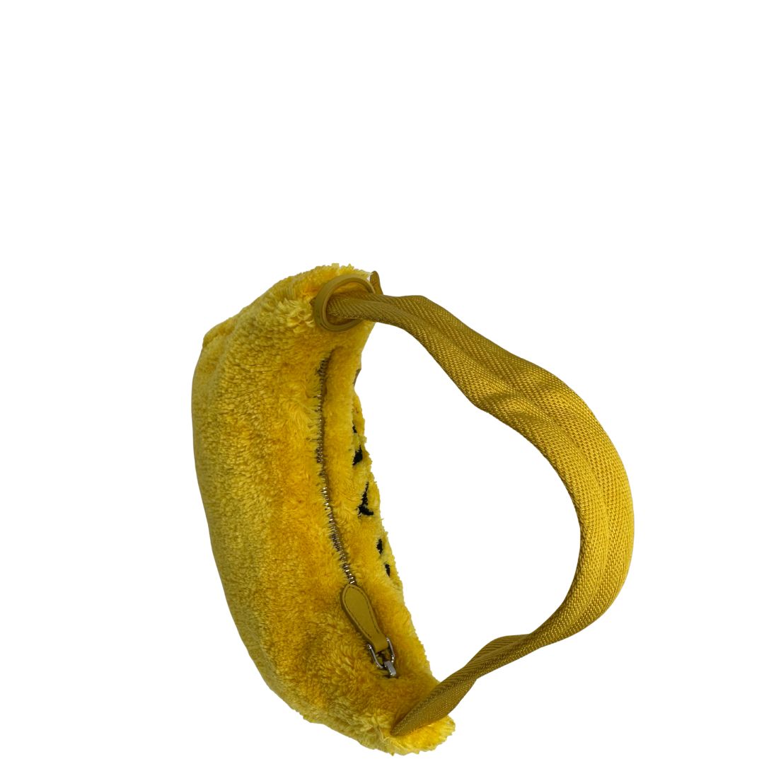 manico Borsa Prada in spugna gialla con logo nero sul front e parti metalliche argentate; munita di un manico singolo in tessuto, indossabile a spalla o a mano. Completa di dustbag, di lusso, originale, ottime condizioni. 