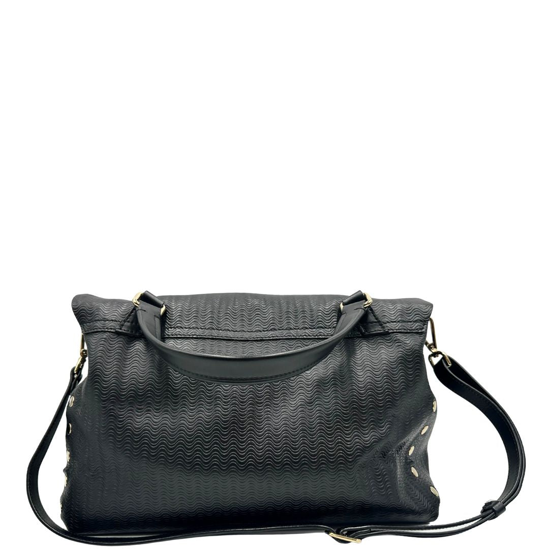 Retro di una borsa Zanellato in pelle nera trama Blandine con parti metalliche oro chiaro; munita di un manico singolo e una tracolla amovibile e regolabile. Completa di dustbag.