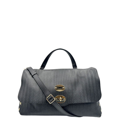 Front di una borsa Zanellato in pelle nera trama Blandine con parti metalliche oro chiaro; munita di un manico singolo e una tracolla amovibile e regolabile. Completa di dustbag.