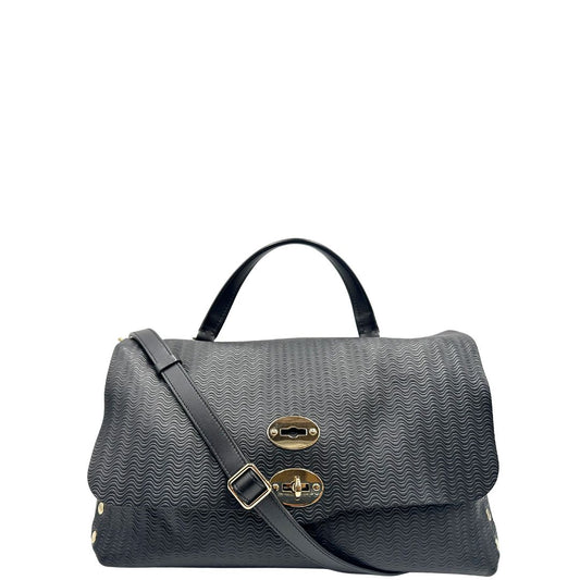 Front di una borsa Zanellato in pelle nera trama Blandine con parti metalliche oro chiaro; munita di un manico singolo e una tracolla amovibile e regolabile. Completa di dustbag.