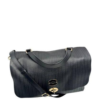 Vista superiore di una borsa Zanellato in pelle nera trama Blandine con parti metalliche oro chiaro; munita di un manico singolo e una tracolla amovibile e regolabile. Completa di dustbag.