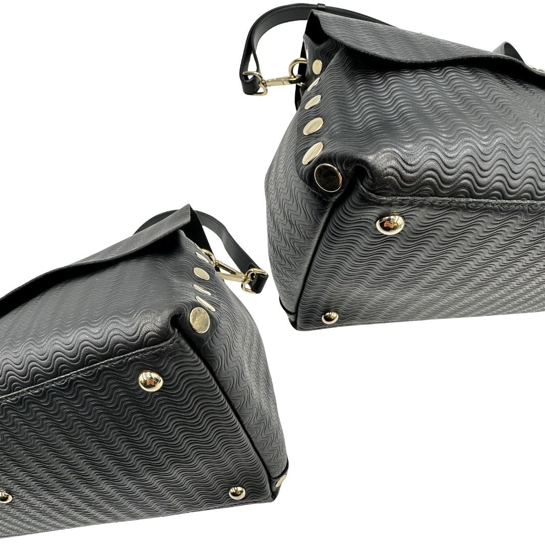 Angoli di una borsa Zanellato in pelle nera trama Blandine con parti metalliche oro chiaro; munita di un manico singolo e una tracolla amovibile e regolabile. Completa di dustbag.