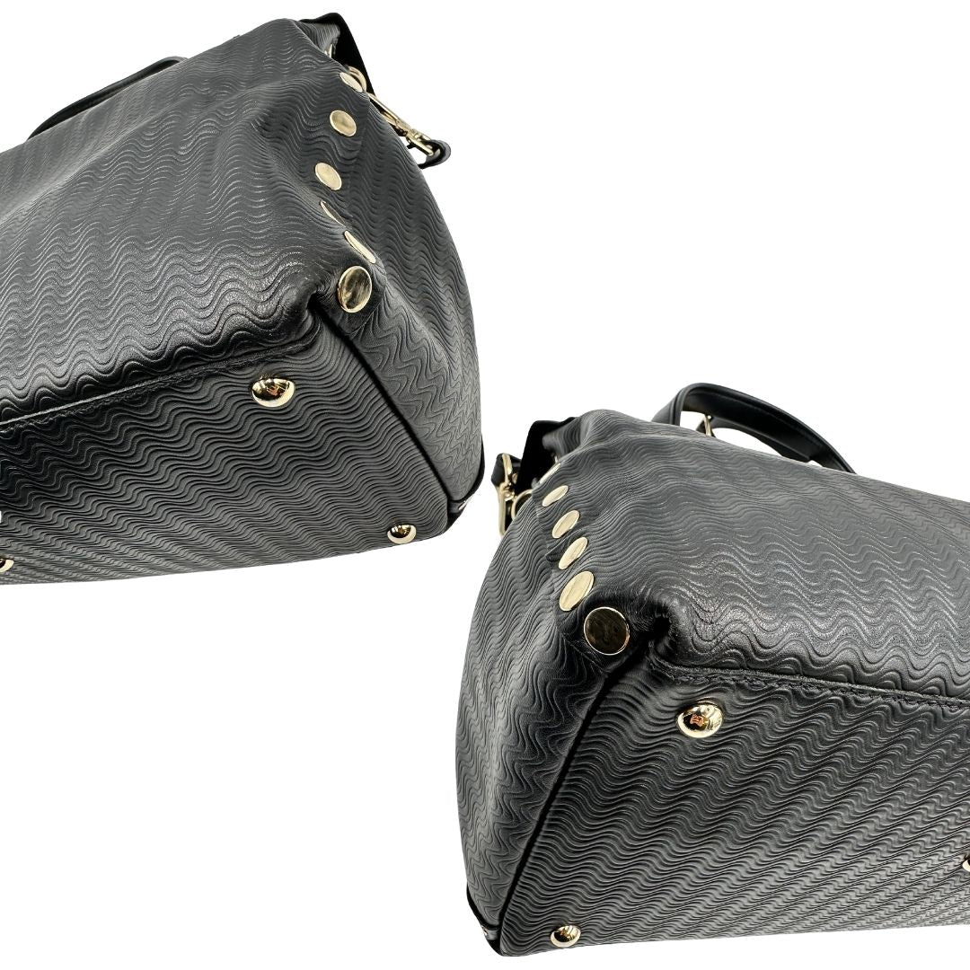 Angoli di una borsa Zanellato in pelle nera trama Blandine con parti metalliche oro chiaro; munita di un manico singolo e una tracolla amovibile e regolabile. Completa di dustbag.