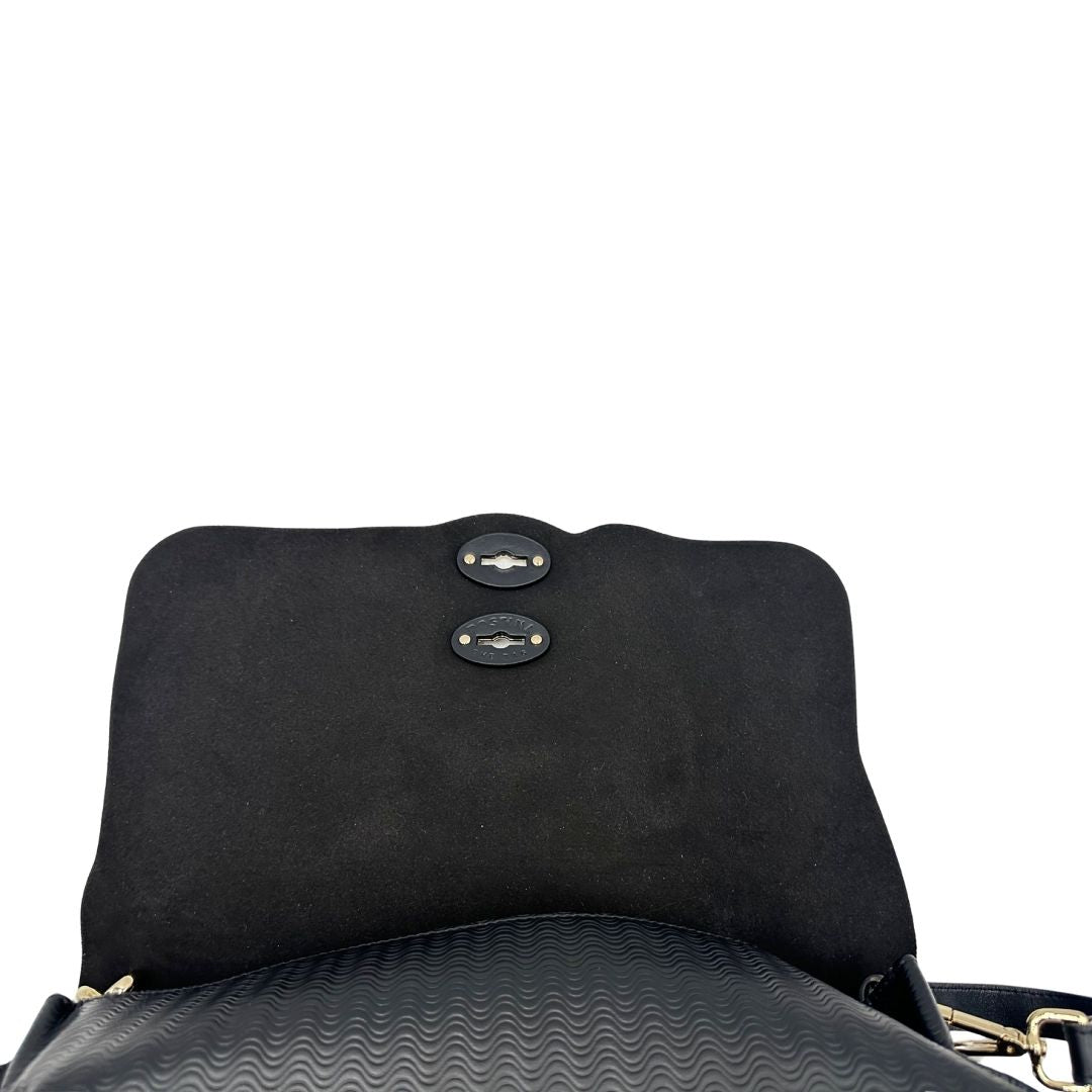 Interno di una borsa Zanellato in pelle nera trama Blandine con parti metalliche oro chiaro; munita di un manico singolo e una tracolla amovibile e regolabile. Completa di dustbag.