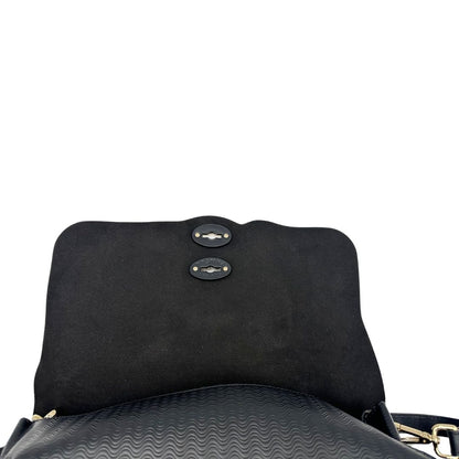 Interno di una borsa Zanellato in pelle nera trama Blandine con parti metalliche oro chiaro; munita di un manico singolo e una tracolla amovibile e regolabile. Completa di dustbag.