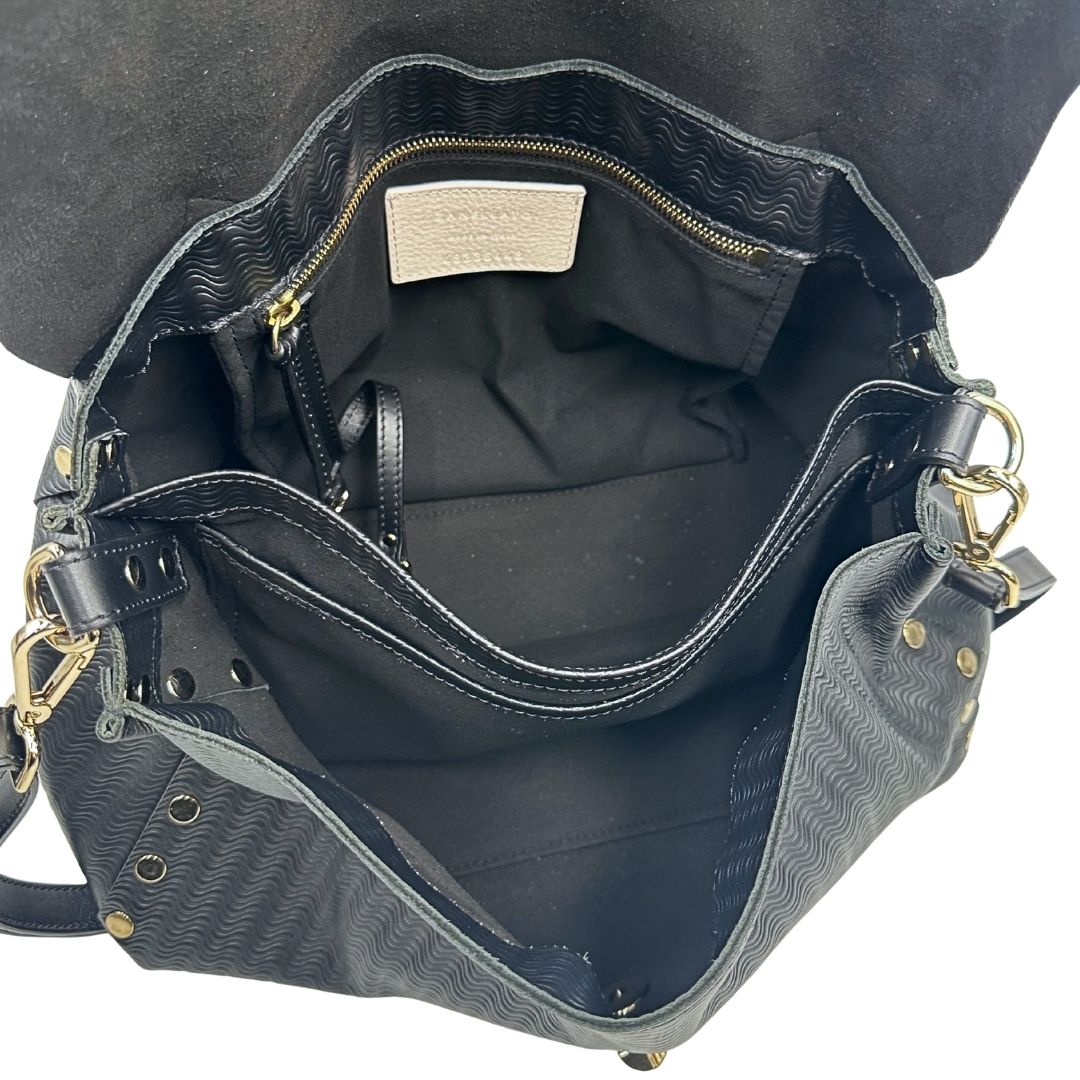 Interno di una borsa Zanellato in pelle nera trama Blandine con parti metalliche oro chiaro; munita di un manico singolo e una tracolla amovibile e regolabile. Completa di dustbag.