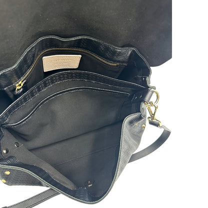 Interno di una borsa Zanellato in pelle nera trama Blandine con parti metalliche oro chiaro; munita di un manico singolo e una tracolla amovibile e regolabile. Completa di dustbag.