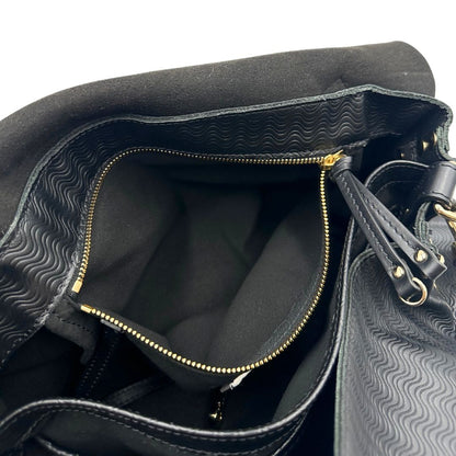 Interno di una borsa Zanellato in pelle nera trama Blandine con parti metalliche oro chiaro; munita di un manico singolo e una tracolla amovibile e regolabile. Completa di dustbag.