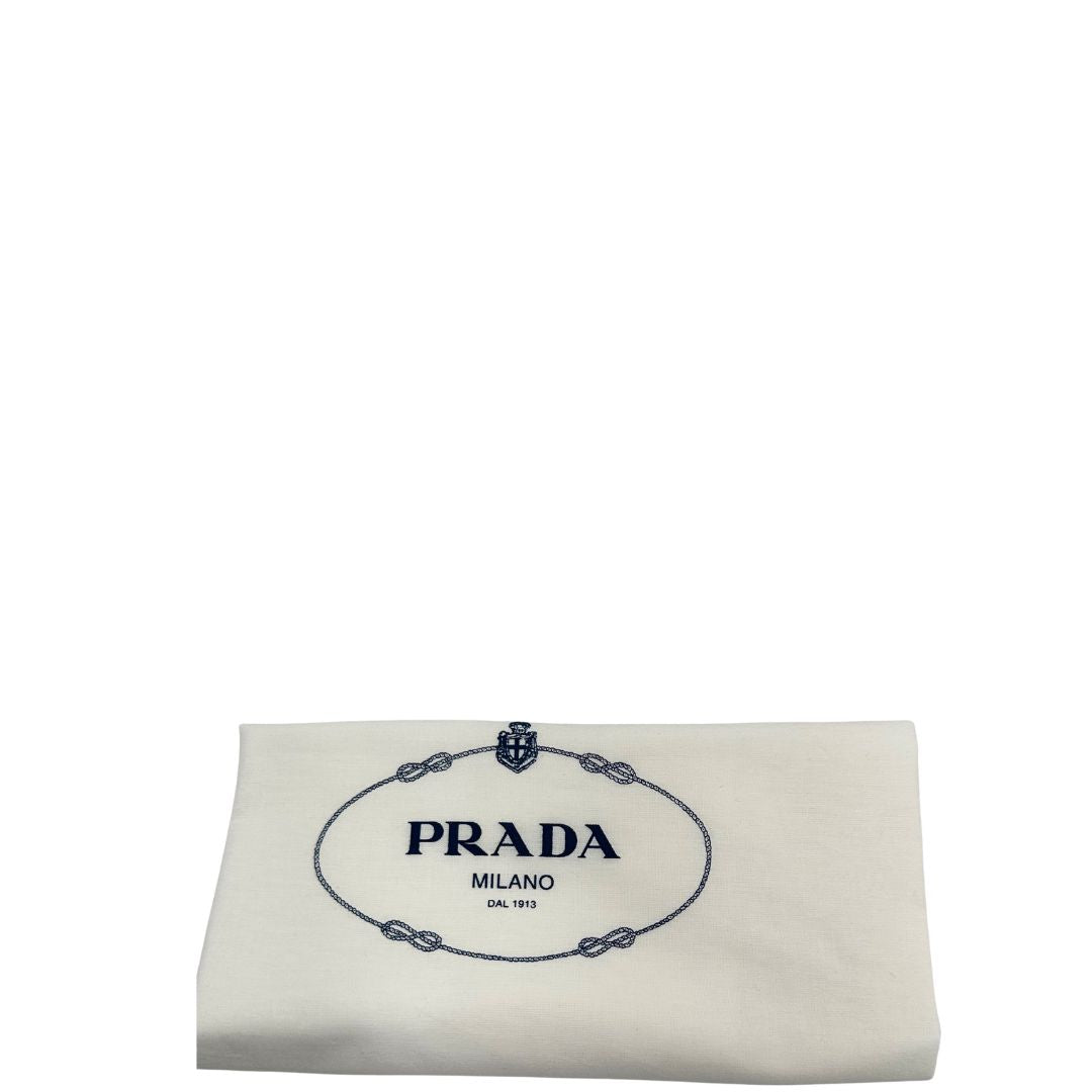 dustbag Borsa Prada in pelle martellata nera con parti metalliche argentate; munita di una tracolla regolabile. Completa di dustbag, di lusso, originale, eccellenti condizioni, usata. 