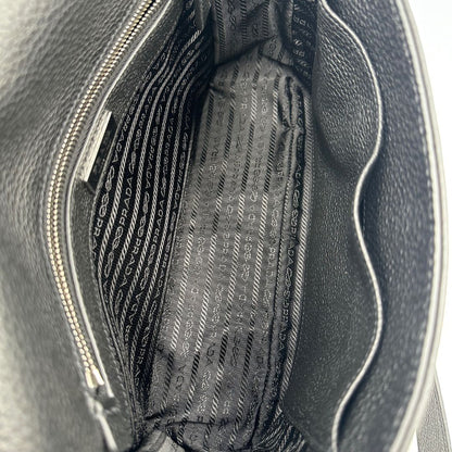 interno Borsa Prada in pelle martellata nera con parti metalliche argentate; munita di una tracolla regolabile. Completa di dustbag, di lusso, originale, eccellenti condizioni, usata. 