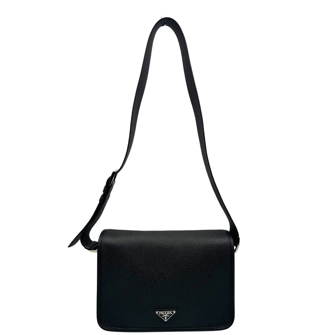 front Borsa Prada in pelle martellata nera con parti metalliche argentate; munita di una tracolla regolabile. Completa di dustbag, di lusso, originale, eccellenti condizioni, usata. 