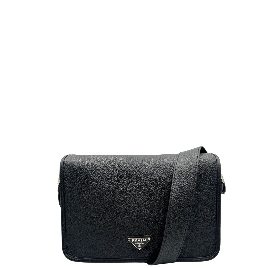 front Borsa Prada in pelle martellata nera con parti metalliche argentate; munita di una tracolla regolabile. Completa di dustbag, di lusso, originale, ottime condizioni, usata. 