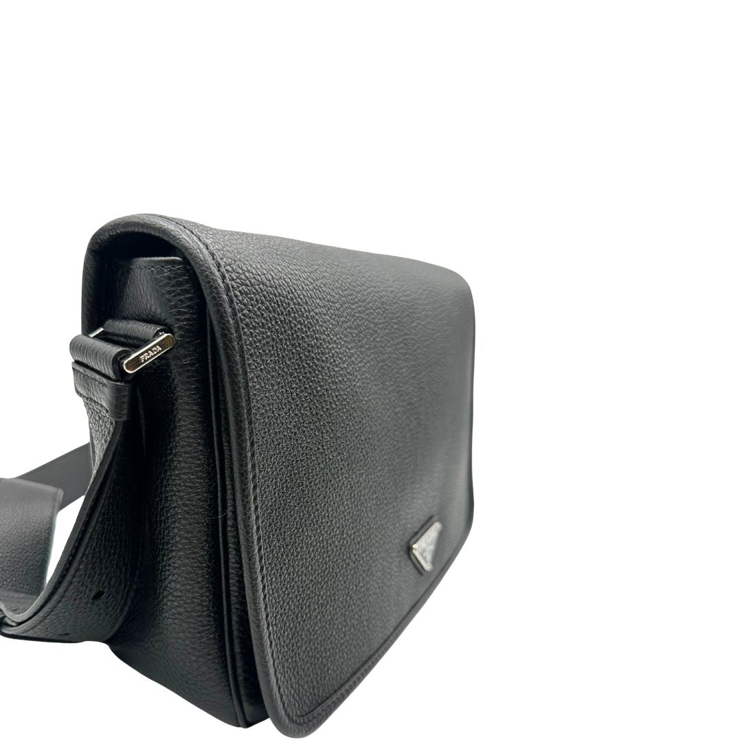 lato Borsa Prada in pelle martellata nera con parti metalliche argentate; munita di una tracolla regolabile. Completa di dustbag, di lusso, originale, eccellenti condizioni, usata. 