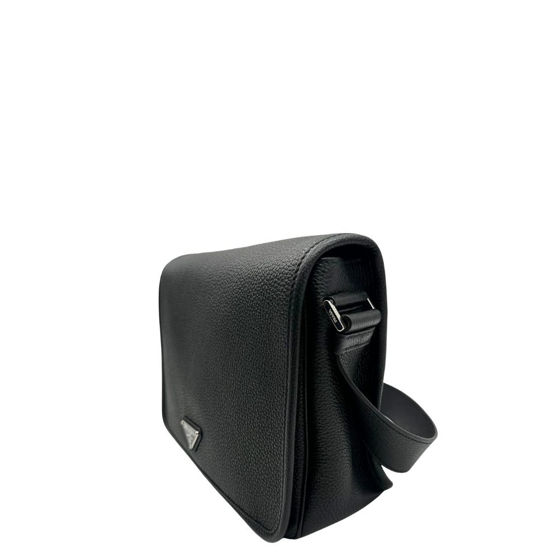 lato Borsa Prada in pelle martellata nera con parti metalliche argentate; munita di una tracolla regolabile. Completa di dustbag, di lusso, originale, eccellenti condizioni, usata. 