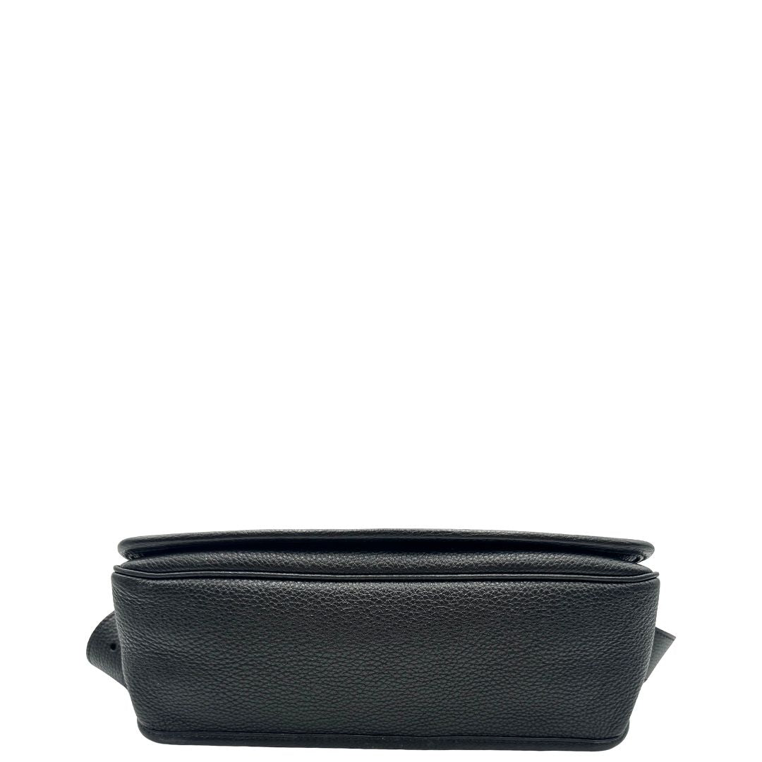 baseBorsa Prada in pelle martellata nera con parti metalliche argentate; munita di una tracolla regolabile. Completa di dustbag, di lusso, originale, eccellenti condizioni, usata.