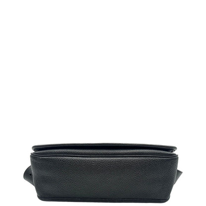 baseBorsa Prada in pelle martellata nera con parti metalliche argentate; munita di una tracolla regolabile. Completa di dustbag, di lusso, originale, eccellenti condizioni, usata.