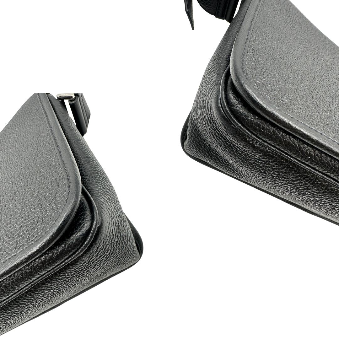 angoli Borsa Prada in pelle martellata nera con parti metalliche argentate; munita di una tracolla regolabile. Completa di dustbag, di lusso, originale, eccellenti condizioni, usata. 