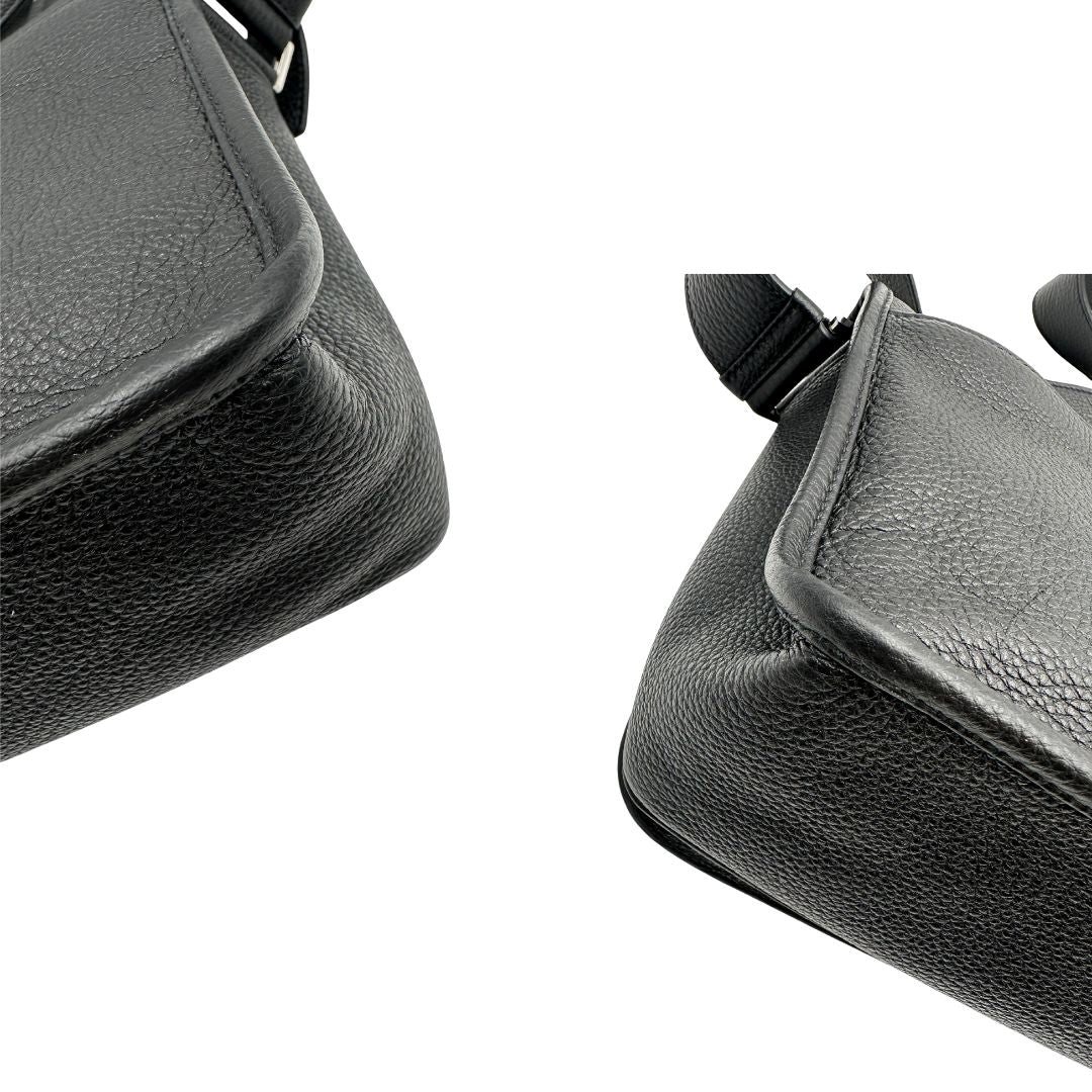 angoli Borsa Prada in pelle martellata nera con parti metalliche argentate; munita di una tracolla regolabile. Completa di dustbag, di lusso, originale, eccellenti condizioni, usata. 