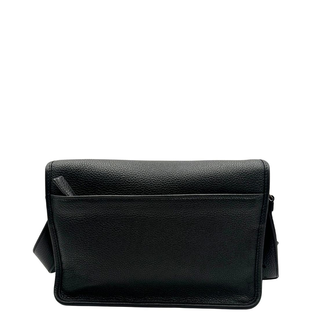 retro Borsa Prada in pelle martellata nera con parti metalliche argentate; munita di una tracolla regolabile. Completa di dustbag, di lusso, originale, eccellenti condizioni, usata. 