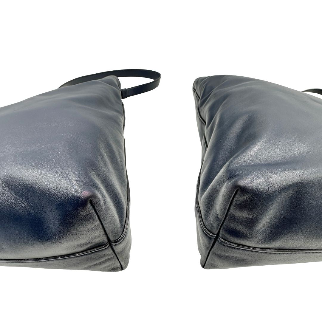 Angoli di una Borsa Prada in pelle blu notte con parti metalliche dorate; munita di un accessorio porta address, doppi manici stondati e una tracolla amovibile e regolabile. Indossabile a mano oppure a tracolla. Originale, usata, di lusso, in ottime condizioni.