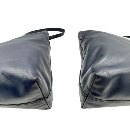 Angoli di una Borsa Prada in pelle blu notte con parti metalliche dorate; munita di un accessorio porta address, doppi manici stondati e una tracolla amovibile e regolabile. Indossabile a mano oppure a tracolla. Originale, usata, di lusso, in ottime condizioni.