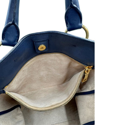 Tasca interna di una Borsa Prada in pelle blu notte con parti metalliche dorate; munita di un accessorio porta address, doppi manici stondati e una tracolla amovibile e regolabile. Indossabile a mano oppure a tracolla. Originale, usata, di lusso, in ottime condizioni.