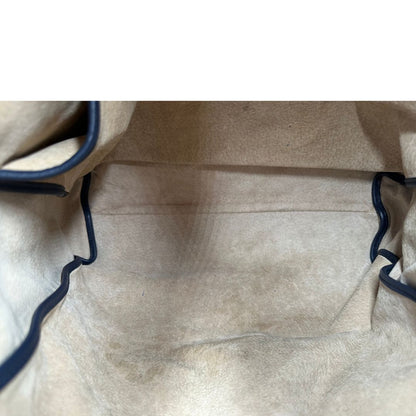 Interno di una Borsa Prada in pelle blu notte con parti metalliche dorate; munita di un accessorio porta address, doppi manici stondati e una tracolla amovibile e regolabile. Indossabile a mano oppure a tracolla. Originale, usata, di lusso, in ottime condizioni.