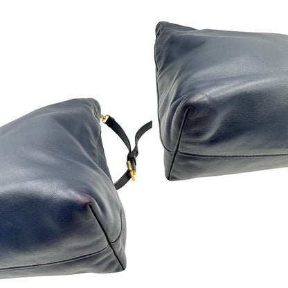 Angoli di una Borsa Prada in pelle blu notte con parti metalliche dorate; munita di un accessorio porta address, doppi manici stondati e una tracolla amovibile e regolabile. Indossabile a mano oppure a tracolla. Originale, usata, di lusso, in ottime condizioni.