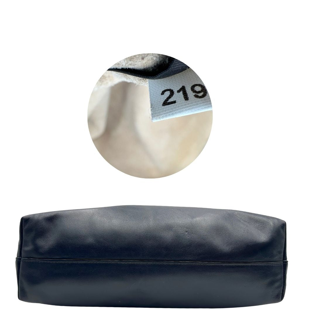 Base e codice di una Borsa Prada in pelle blu notte con parti metalliche dorate; munita di un accessorio porta address, doppi manici stondati e una tracolla amovibile e regolabile. Indossabile a mano oppure a tracolla. Originale, usata, di lusso, in ottime condizioni.