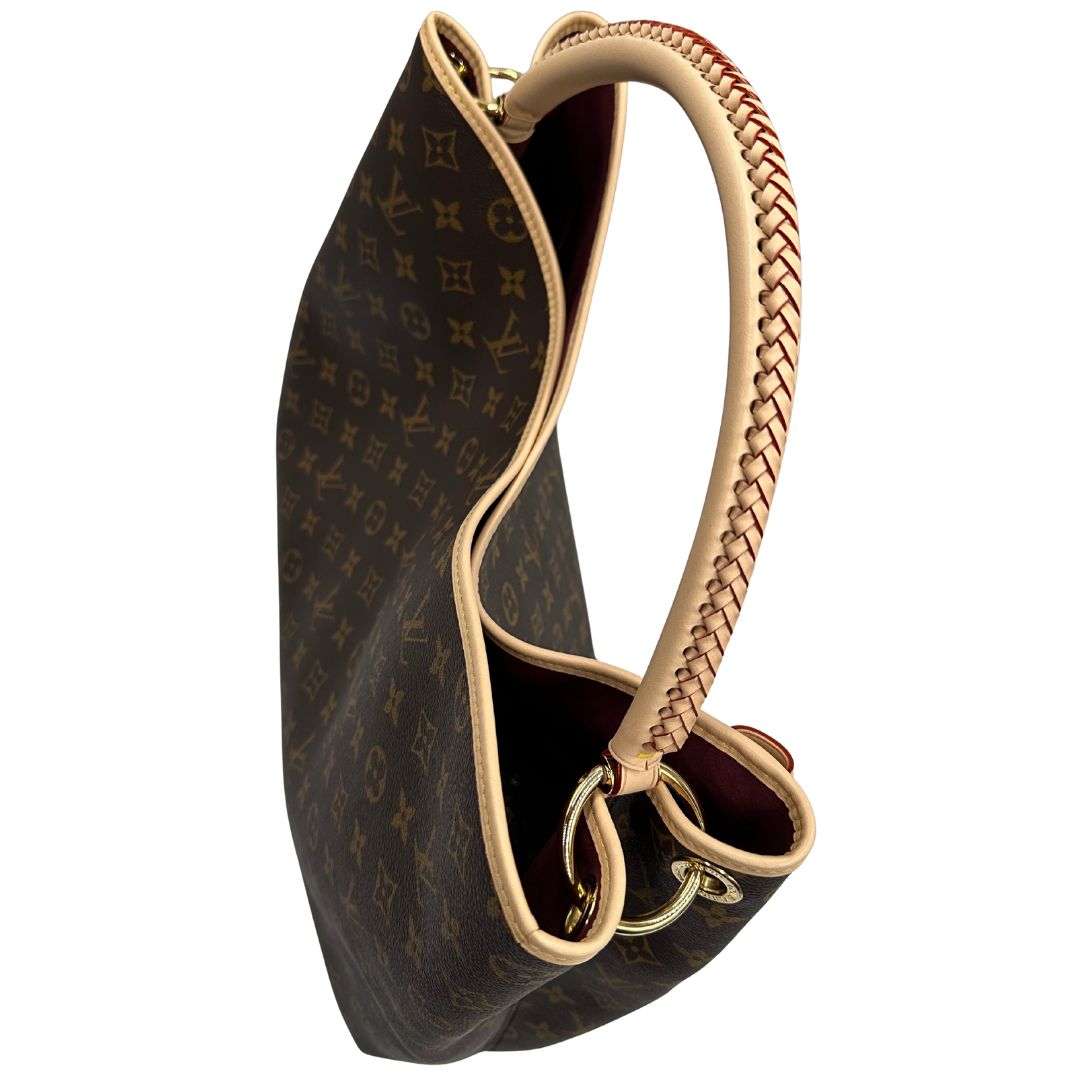 
manico Borsa L.V. in canvas marrone monogram con finiture in vacchetta naturale e parti metalliche dorate; munita di un manico singolo stondato e intrecciato, indossabile a spalla. Completa di corredo, di lusso, originale, ottime condizioni. 