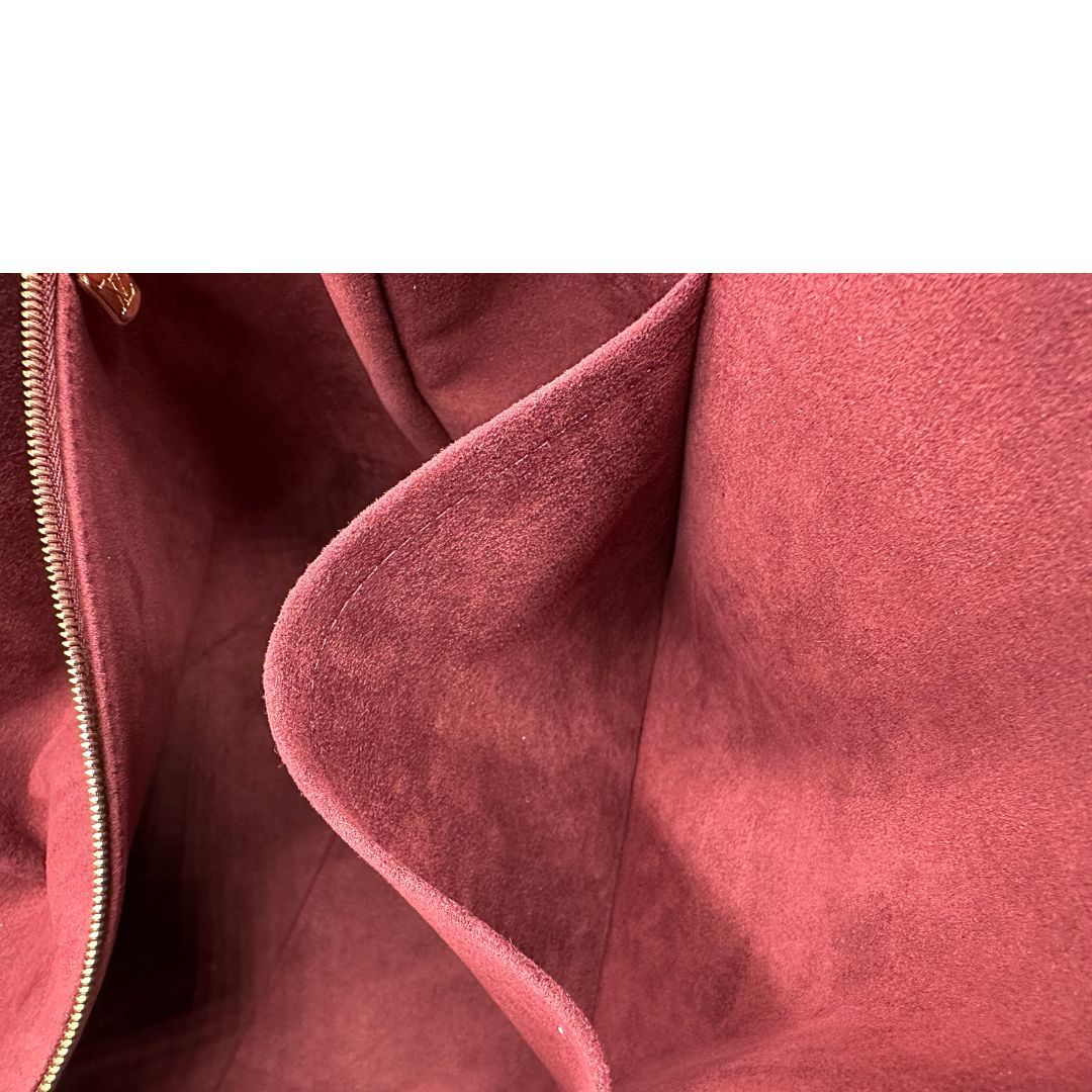 interno Borsa L.V. in canvas marrone monogram con finiture in vacchetta naturale e parti metalliche dorate; munita di un manico singolo stondato e intrecciato, indossabile a spalla. Completa di corredo, di lusso, originale, ottime condizioni.