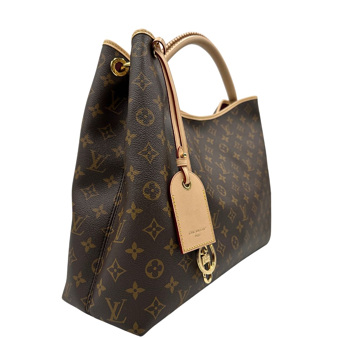 lato Borsa L.V. in canvas marrone monogram con finiture in vacchetta naturale e parti metalliche dorate; munita di un manico singolo stondato e intrecciato, indossabile a spalla. Completa di corredo, di lusso, originale, ottime condizioni. 