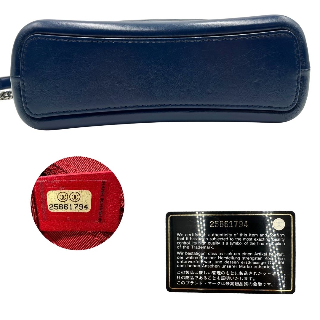 Base, codice e card di una borsa Chanel Gabrielle in pelle matelassé blu navy con parti metalliche dorate e argentate. Munita di una tracolla in catena e pelle intrecciata con spallaccio. Tirante delle cerniera impreziosito dall'iconico logo CC in metallo dorato, completa di corredo.