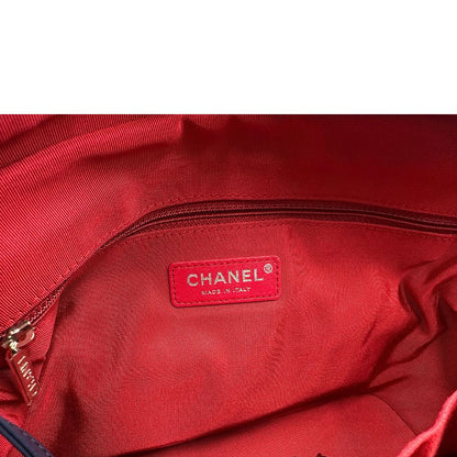 Interno di una borsa Chanel Gabrielle in pelle matelassé blu navy con parti metalliche dorate e argentate. Munita di una tracolla in catena e pelle intrecciata con spallaccio. Tirante delle cerniera impreziosito dall'iconico logo CC in metallo dorato, completa di corredo.