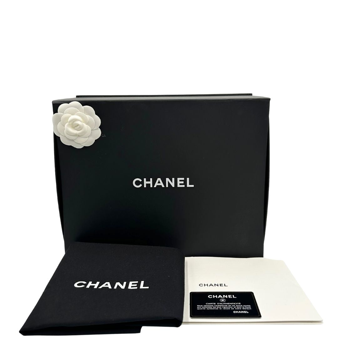 Corredo di una borsa Chanel Gabrielle in pelle matelassé blu navy con parti metalliche dorate e argentate. Munita di una tracolla in catena e pelle intrecciata con spallaccio. Tirante delle cerniera impreziosito dall'iconico logo CC in metallo dorato.