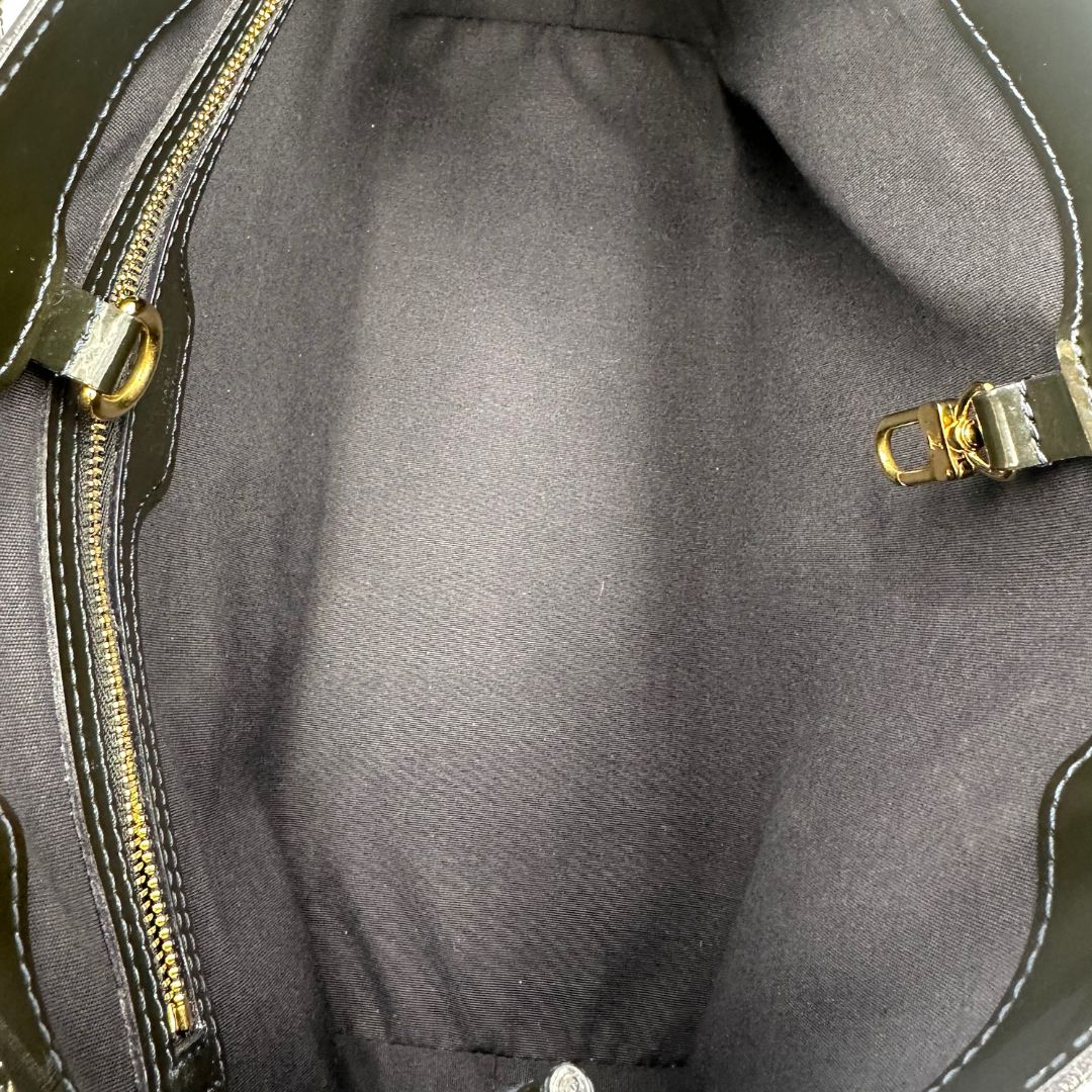 interno Borsa Louis Vuitton in pelle verniciata marrone con riflessi che tendono al verde e parti metalliche dorate; munita di doppi manici, da portare a mano. Completa di corredo, di lusso, originale, ottime condizioni, usata. 