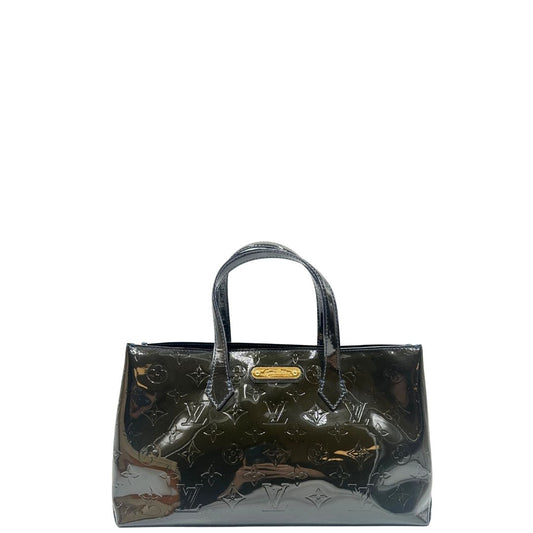 front Borsa Louis Vuitton in pelle verniciata marrone con riflessi che tendono al verde e parti metalliche dorate; munita di doppi manici, da portare a mano. Completa di corredo, di lusso, originale, ottime condizioni, usata.