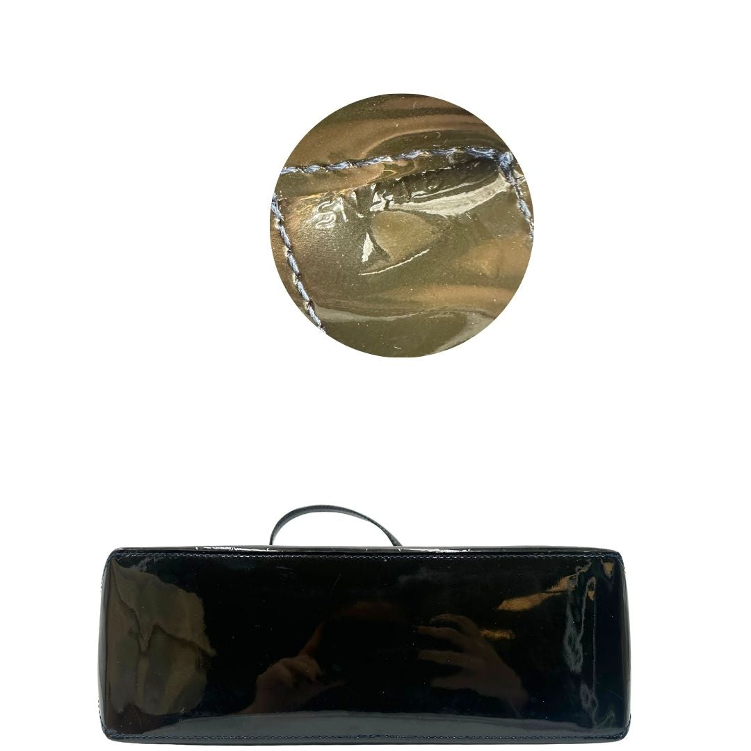 base Borsa Louis Vuitton in pelle verniciata marrone con riflessi che tendono al verde e parti metalliche dorate; munita di doppi manici, da portare a mano. Completa di corredo, di lusso, originale, ottime condizioni, usata. 