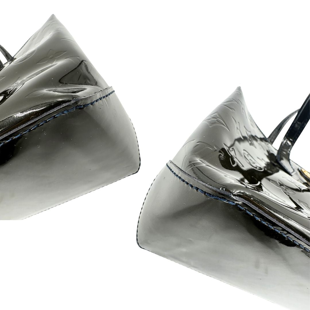 angoli Borsa Louis Vuitton in pelle verniciata marrone con riflessi che tendono al verde e parti metalliche dorate; munita di doppi manici, da portare a mano. Completa di corredo, di lusso, originale, ottime condizioni, usata.