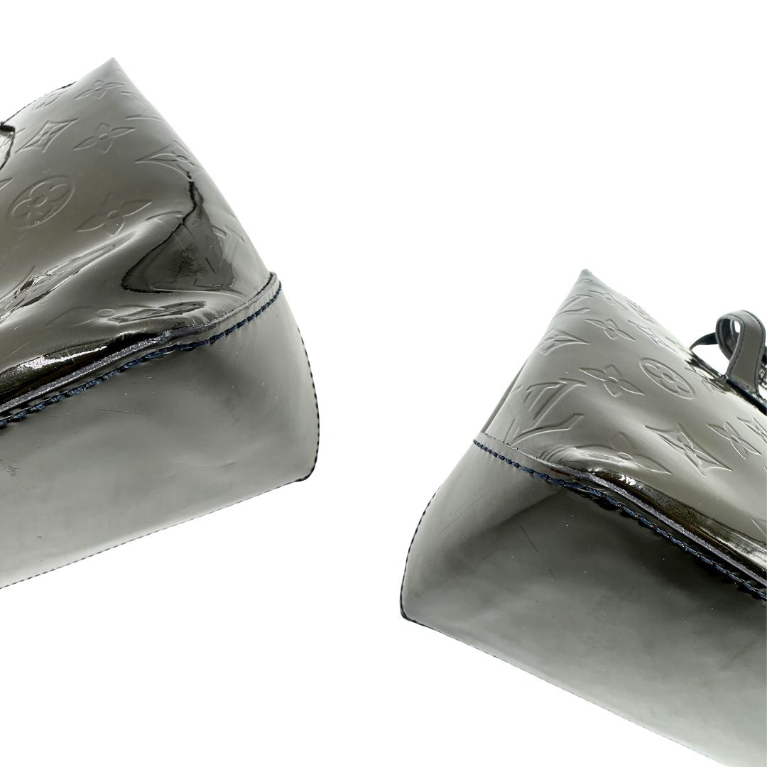 angoli Borsa Louis Vuitton in pelle verniciata marrone con riflessi che tendono al verde e parti metalliche dorate; munita di doppi manici, da portare a mano. Completa di corredo, di lusso, originale, ottime condizioni, usata. 