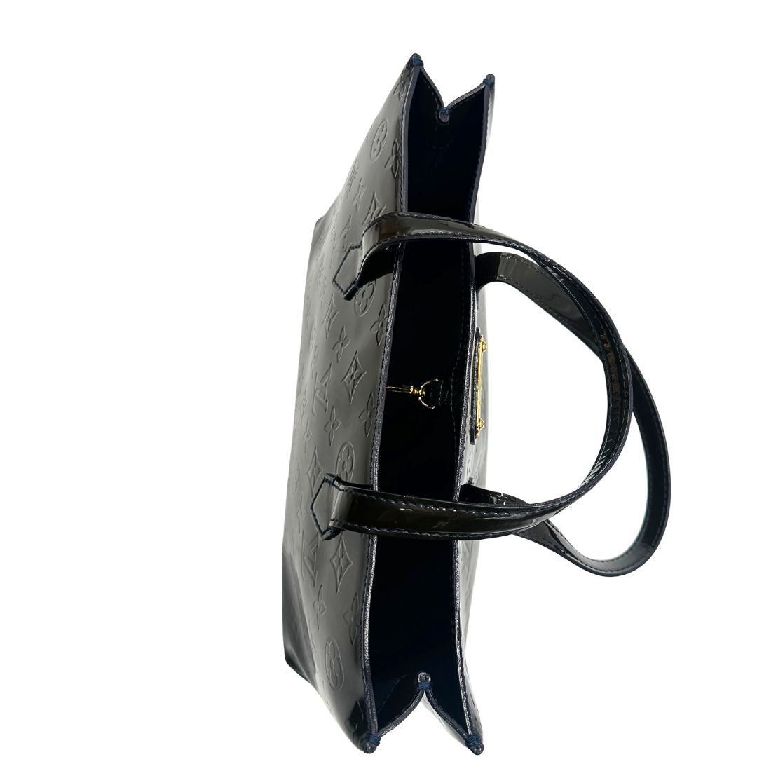 gancio chiusura della Borsa Louis Vuitton in pelle verniciata marrone con riflessi che tendono al verde e parti metalliche dorate; munita di doppi manici, da portare a mano. Completa di corredo, di lusso, originale, ottime condizioni, usata. 