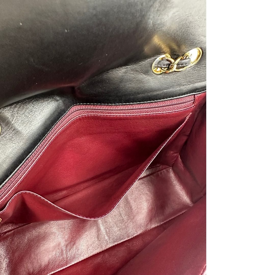 interno Iconica Chanel Timeless Classique in pelle matelassé nera con tracolla scorrevole in catena e pelle intrecciate, con parti metalliche dorate. Completa di scatola e dustbag. Indossabile a spalla o a tracolla, di lusso, originale, ottime condizioni. 