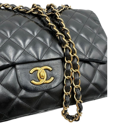 cc Iconica Chanel Timeless Classique in pelle matelassé nera con tracolla scorrevole in catena e pelle intrecciate, con parti metalliche dorate. Completa di scatola e dustbag. Indossabile a spalla o a tracolla, di lusso, originale, ottime condizioni. 