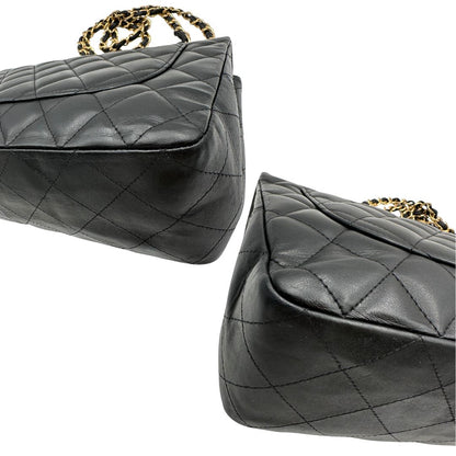 angoli Iconica Chanel Timeless Classique in pelle matelassé nera con tracolla scorrevole in catena e pelle intrecciate, con parti metalliche dorate. Completa di scatola e dustbag. Indossabile a spalla o a tracolla, di lusso, originale, ottime condizioni.