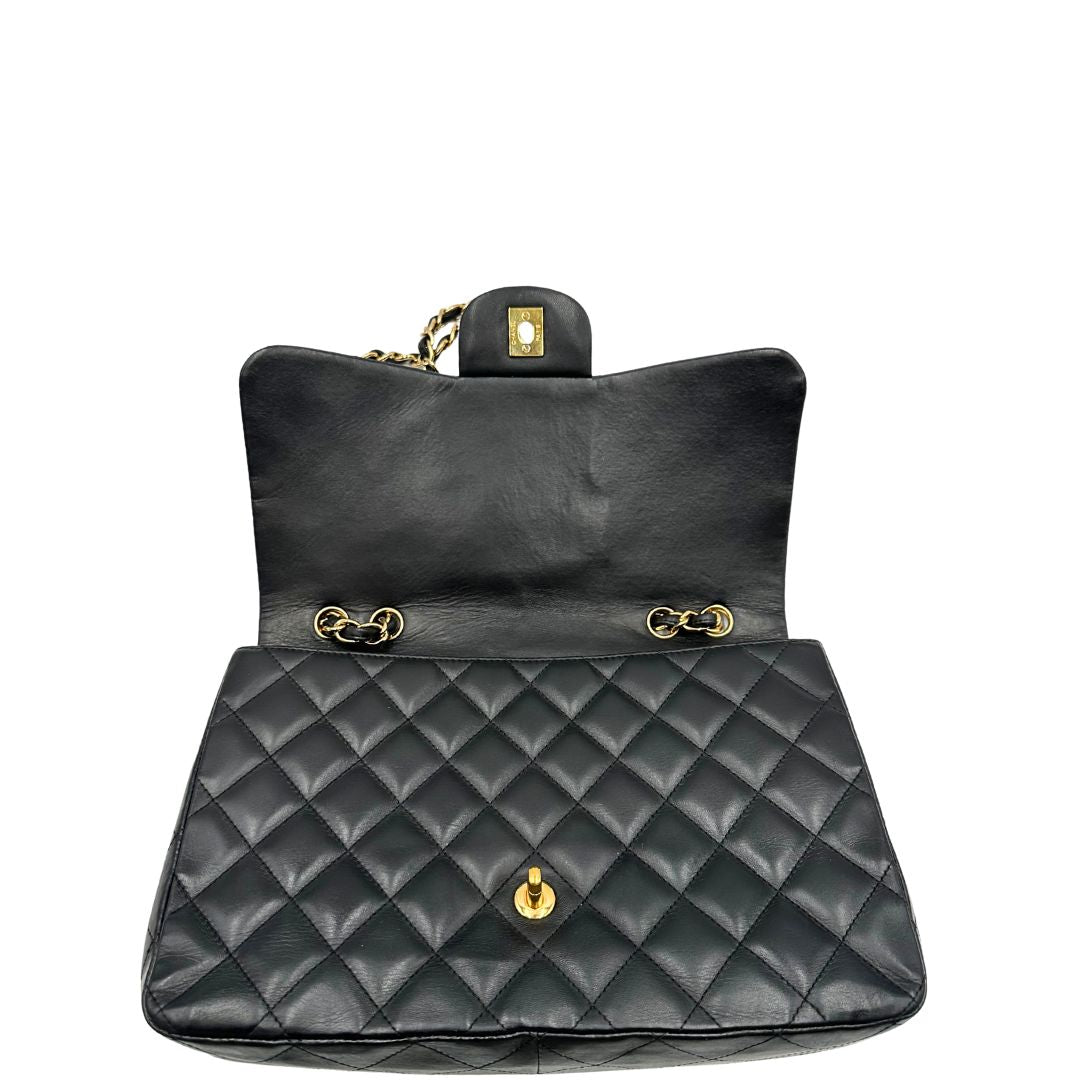 chiusura Iconica Chanel Timeless Classique in pelle matelassé nera con tracolla scorrevole in catena e pelle intrecciate, con parti metalliche dorate. Completa di scatola e dustbag. Indossabile a spalla o a tracolla, di lusso, originale, ottime condizioni. 