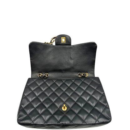 chiusura Iconica Chanel Timeless Classique in pelle matelassé nera con tracolla scorrevole in catena e pelle intrecciate, con parti metalliche dorate. Completa di scatola e dustbag. Indossabile a spalla o a tracolla, di lusso, originale, ottime condizioni. 